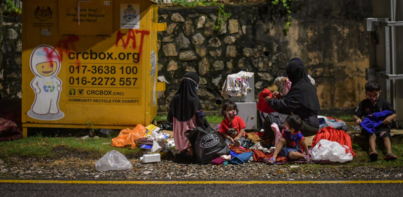 Makan nasi dengan minyak, air, ibu anak 8 duduk tepi jalan, Ustaz Ebit hadiahkan motor